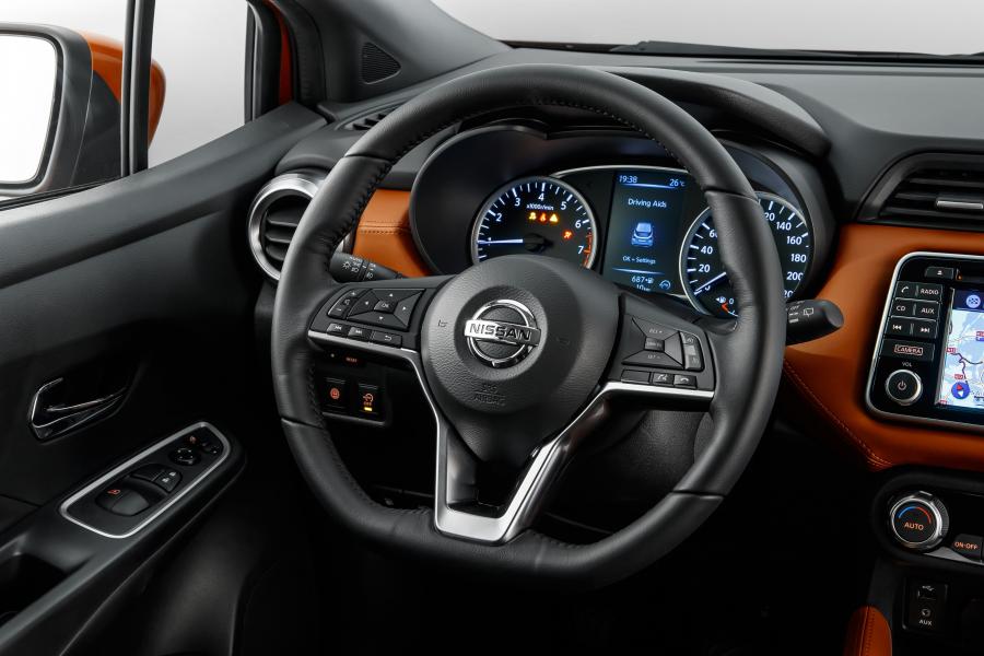 Интерьер Nissan Micra 2016 года  (фото 18 из 22)